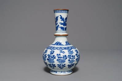 Een gelobde Chinese blauwwitte hookah-basis voor de islamitische markt, Kangxi