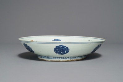 Un plat en porcelaine de Chine bleu et blanc &agrave; d&eacute;cor de grues, marque et &eacute;poque de Jiajing