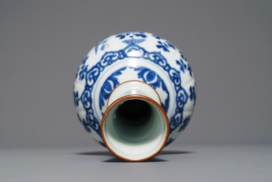 Een gelobde Chinese blauwwitte hookah-basis voor de islamitische markt, Kangxi