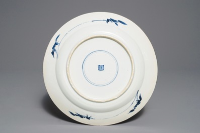 Een Chinese blauwwitte schotel met draak en karper, Kangxi