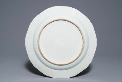 Un plat en porcelaine de Chine famille rose, Qianlong