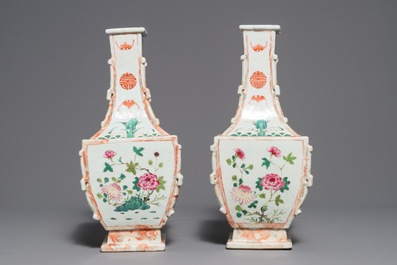 Une paire de vases en porcelaine de Chine famille rose et faux marbre, Qianlong