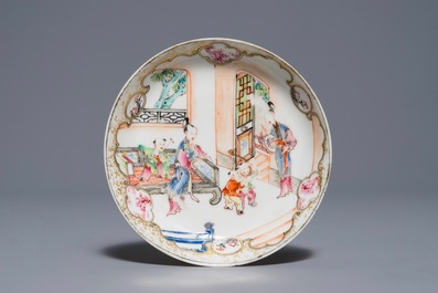 Een Chinese famille rose kop en schotel met mandarijns decor en twee losse koppen, Yongzheng/Qianlong