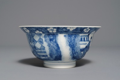 Een Chinese blauwwitte kom met figuren in een tuin, Kangxi merk en periode