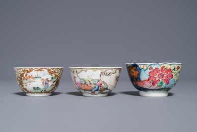 Een Chinese famille rose kop en schotel met mandarijns decor en twee losse koppen, Yongzheng/Qianlong