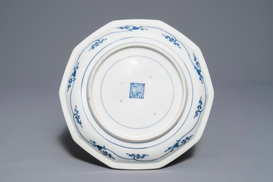 Une coupe octagonale en porcelaine Kakiemon de Japon, Edo, 17&egrave;me