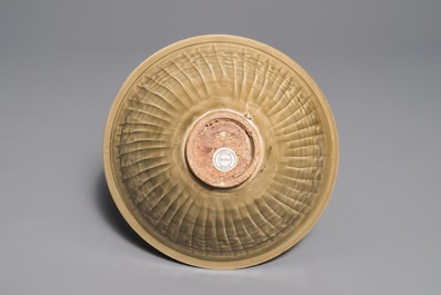 Un bol de type Yaozhou &agrave; d&eacute;cor de chrysanth&egrave;mes, Dynastie Song