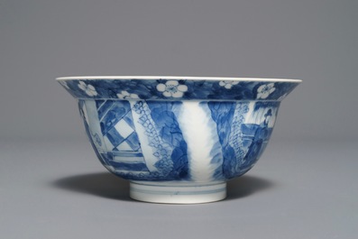 Een Chinese blauwwitte kom met figuren in een tuin, Kangxi merk en periode