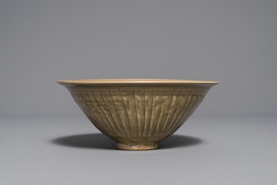 Un bol de type Yaozhou &agrave; d&eacute;cor de chrysanth&egrave;mes, Dynastie Song