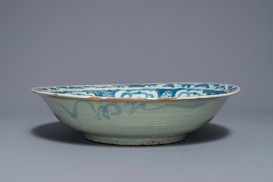 Un plat profond en porcelaine de Chine bleu et blanc pour le march&eacute; islamique, Ming