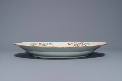 Un plat en porcelaine de Chine famille rose, Qianlong