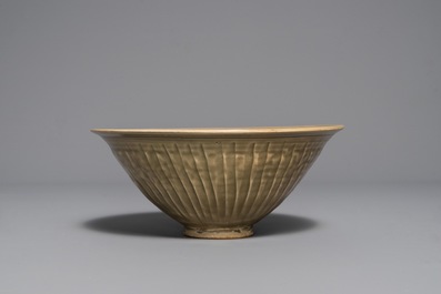 Un bol de type Yaozhou &agrave; d&eacute;cor de chrysanth&egrave;mes, Dynastie Song