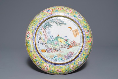Un plat &agrave; d&eacute;cor d'un couple europ&eacute;en en &eacute;maux de Canton, Chine, Qianlong