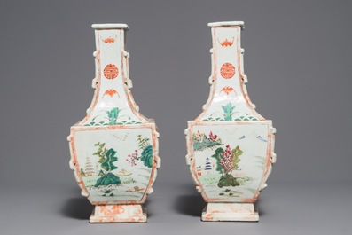Une paire de vases en porcelaine de Chine famille rose et faux marbre, Qianlong