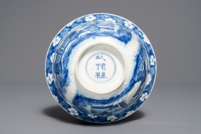 Een Chinese blauwwitte kom met figuren in een tuin, Kangxi merk en periode