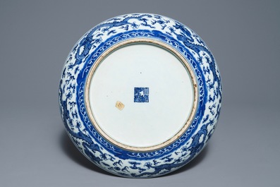 Een Chinese blauwwitte 'draken' schotel, Qianlong merk, 19e eeuw