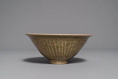 Un bol de type Yaozhou &agrave; d&eacute;cor de chrysanth&egrave;mes, Dynastie Song