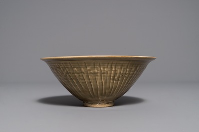 Un bol de type Yaozhou &agrave; d&eacute;cor de chrysanth&egrave;mes, Dynastie Song