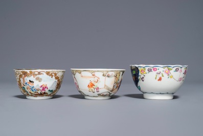 Een Chinese famille rose kop en schotel met mandarijns decor en twee losse koppen, Yongzheng/Qianlong