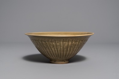 Un bol de type Yaozhou &agrave; d&eacute;cor de chrysanth&egrave;mes, Dynastie Song