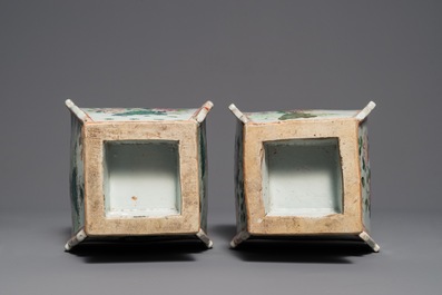 Une paire de vases en porcelaine de Chine famille rose et faux marbre, Qianlong