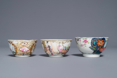 Een Chinese famille rose kop en schotel met mandarijns decor en twee losse koppen, Yongzheng/Qianlong