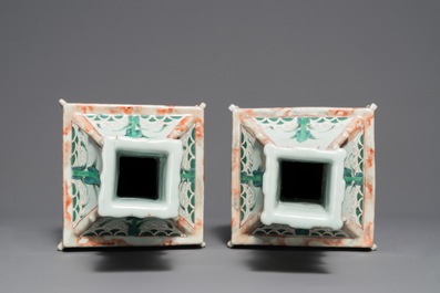 Une paire de vases en porcelaine de Chine famille rose et faux marbre, Qianlong
