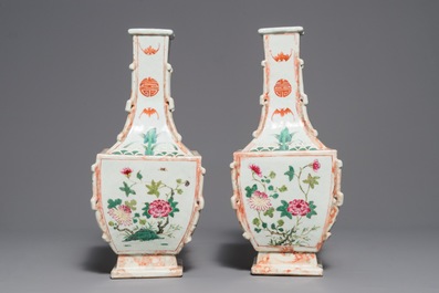 Une paire de vases en porcelaine de Chine famille rose et faux marbre, Qianlong