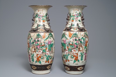 Een paar Chinese Nanking famille rose vazen met strijdersdecor, 19e eeuw