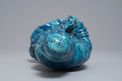 Een Chinese turquoise en onderglazuur blauwe figuur van Guanyin, 19/20e eeuw