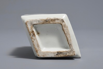 Un vase de forme lozange en porcelaine de Chine bleu et blanc, 20&egrave;me
