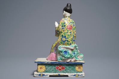 Een Chinees famille rose model van een dame, Yongzheng