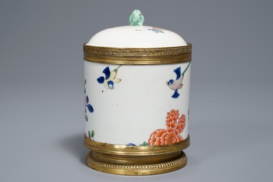Un pot couvert en porcelaine de Chine et de Japon &agrave; monture en bronze dor&eacute;, marque de Jiajing, 18/19&egrave;me