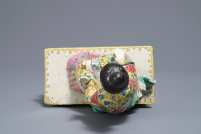 Een Chinees famille rose model van een dame, Yongzheng