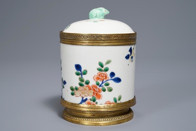 Un pot couvert en porcelaine de Chine et de Japon &agrave; monture en bronze dor&eacute;, marque de Jiajing, 18/19&egrave;me