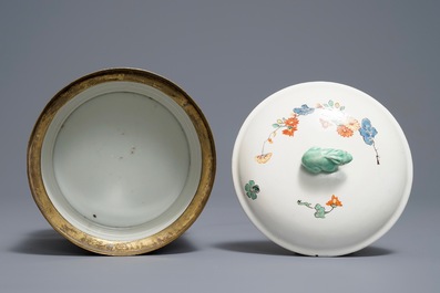Un pot couvert en porcelaine de Chine et de Japon &agrave; monture en bronze dor&eacute;, marque de Jiajing, 18/19&egrave;me