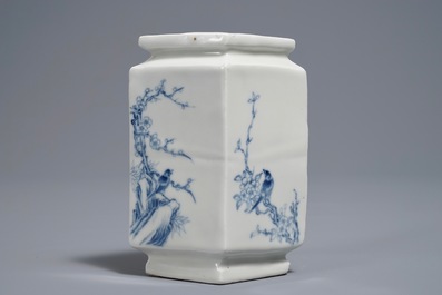 Un vase de forme lozange en porcelaine de Chine bleu et blanc, 20&egrave;me