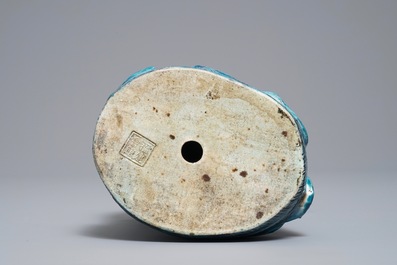 Een Chinese turquoise en onderglazuur blauwe figuur van Guanyin, 19/20e eeuw