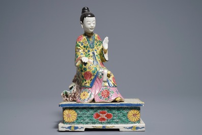Een Chinees famille rose model van een dame, Yongzheng