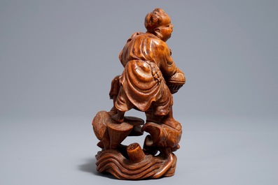 A Chinese carved bamboo group of two playing boys, 19/20th C.