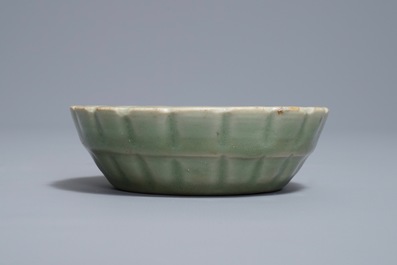 Un bol en porcelaine de Chine c&eacute;ladon de Longquan en forme de chrysanth&egrave;me, Song ou Ming