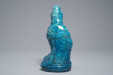 Een Chinese turquoise en onderglazuur blauwe figuur van Guanyin, 19/20e eeuw