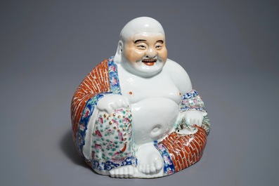Een Chinese famille rose figuur van Boeddha, 19/20e eeuw