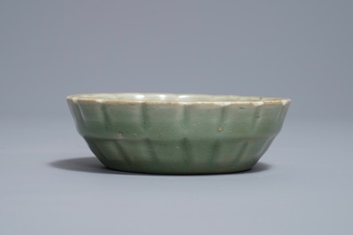 Un bol en porcelaine de Chine c&eacute;ladon de Longquan en forme de chrysanth&egrave;me, Song ou Ming