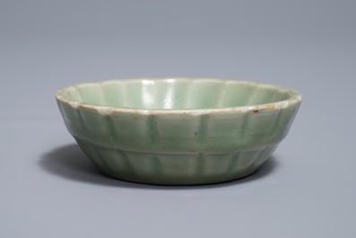 Un bol en porcelaine de Chine c&eacute;ladon de Longquan en forme de chrysanth&egrave;me, Song ou Ming