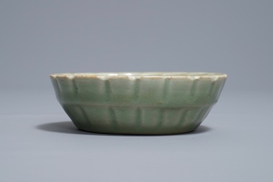 Un bol en porcelaine de Chine c&eacute;ladon de Longquan en forme de chrysanth&egrave;me, Song ou Ming