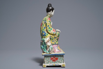 Een Chinees famille rose model van een dame, Yongzheng
