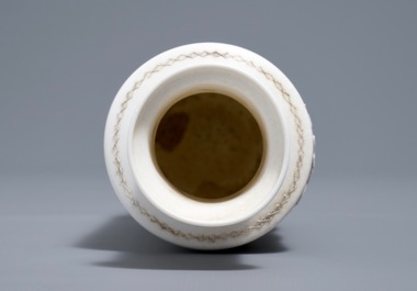 Een Chinese biscuit rouleau vaas met reli&euml;fdecor, Wan Bing Rong merk, 20e eeuw