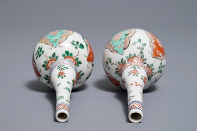 Een paar Chinese famille verte sprinkelaars met floraal decor, Kangxi
