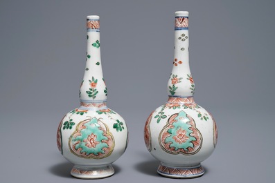 Een paar Chinese famille verte sprinkelaars met floraal decor, Kangxi